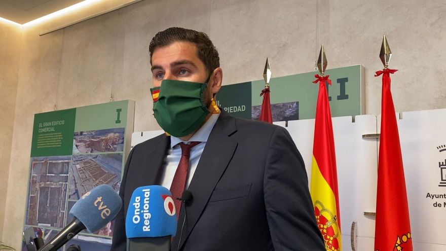 La bandera y el himno: las obsesiones de José Ángel Antelo, exjugador de baloncesto y hombre fuerte de Abascal en Murcia