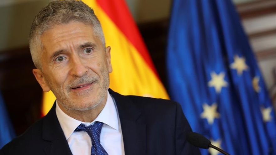 Marlaska asegura que los migrantes no pasan más de 72 horas en Arguineguín, pese a que ha albergado a miles de personas