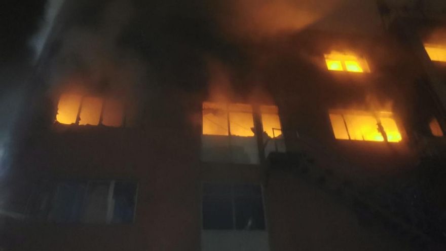 El incendio ha provocado dos muertes en la calle Tortosa de Badalona.