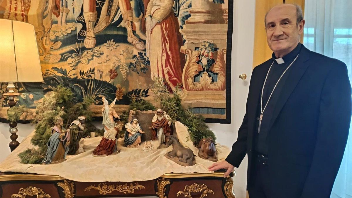 El obispo llama a "mirar más allá del esplendor fugaz" de los escaparates y ver la "luz humilde" de Belén