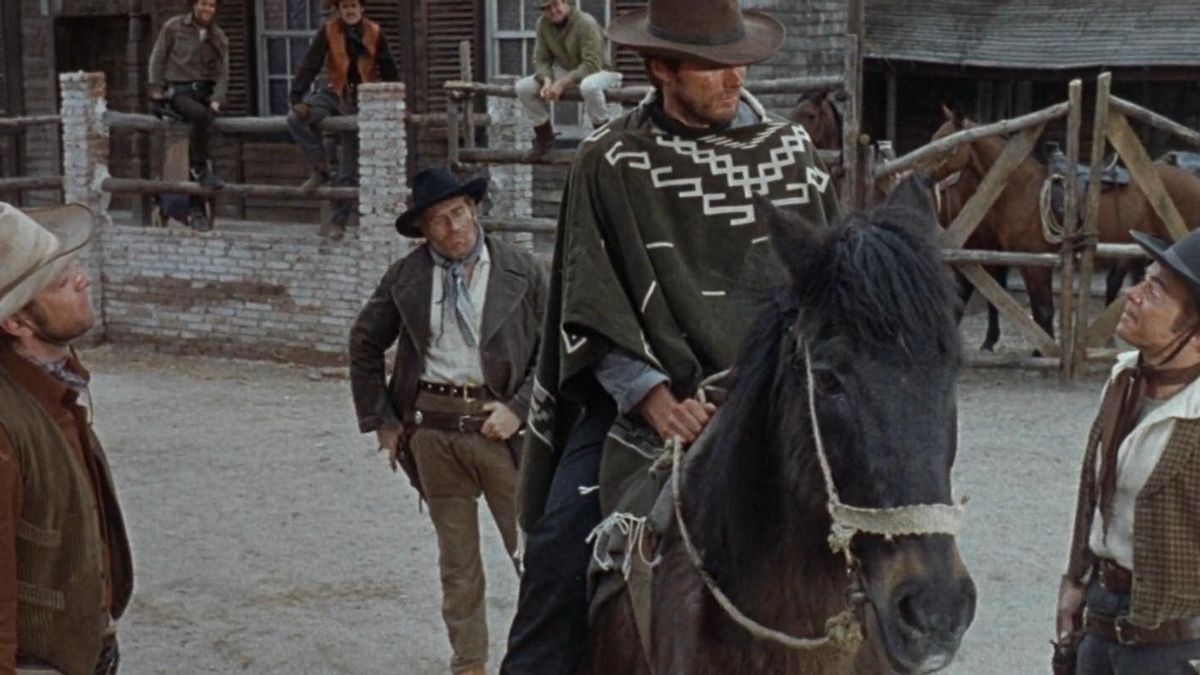 Barboo, tras Clint Eastwood, en 'Por un puñado de dólares' (Sergio Leone, 1964)