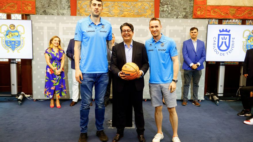 El Cabildo homenajea al Lenovo Tenerife