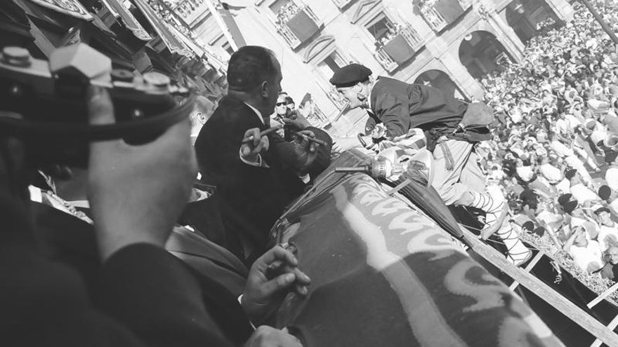 La historia de las fiestas de Vitoria en imágenes (2): más de seis décadas de bajadas de Celedón