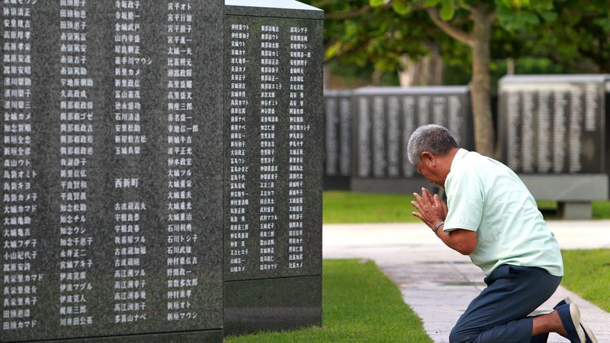 Okinawa pide la reducción de las bases estadounidenses en el 80 aniversario de la cruenta batalla