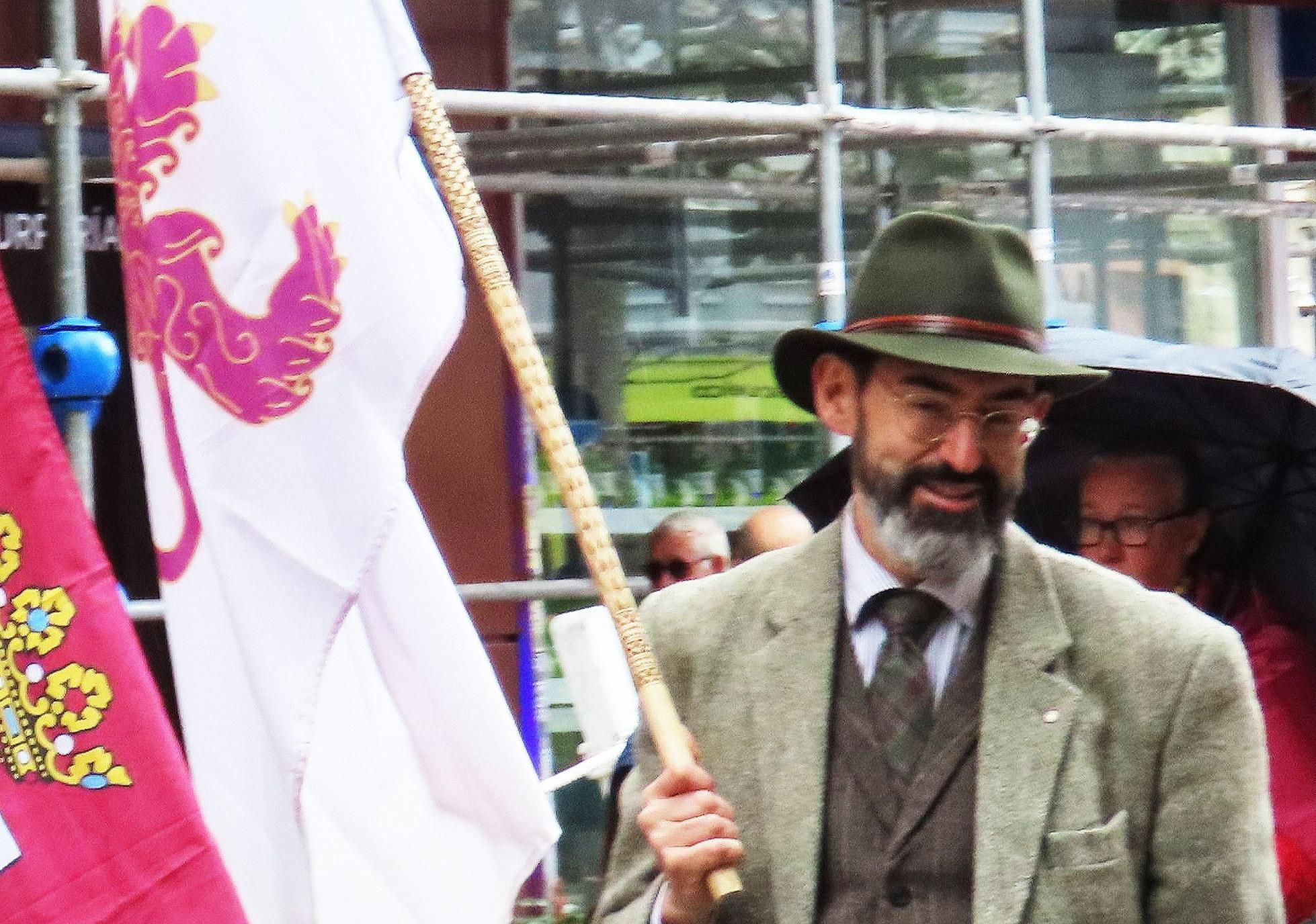 Ricardo Chao con la bandera con los colores originales del Reino de León.