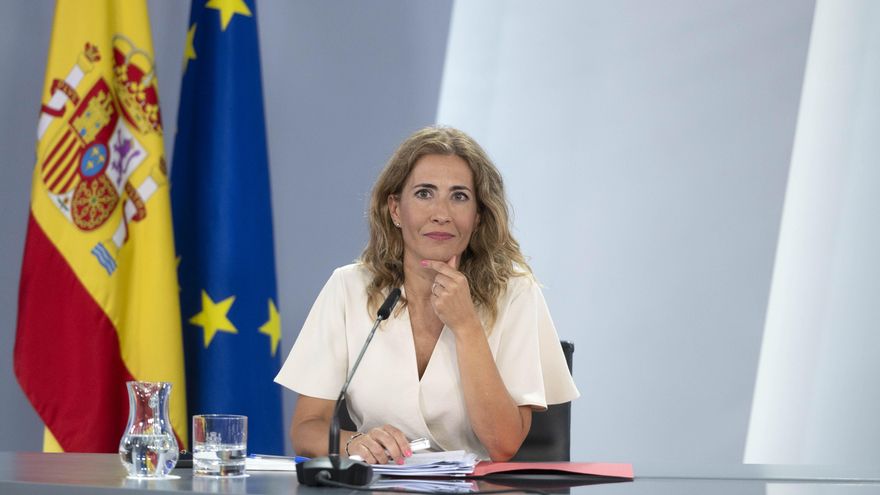 La ministra de Transportes, Movilidad y Agenda Urbana, Raquel Sánchez, durante una rueda de prensa posterior a una reunión del Consejo de Ministros, en La Moncloa, a 23 de agosto de 2022, en Madrid (España).