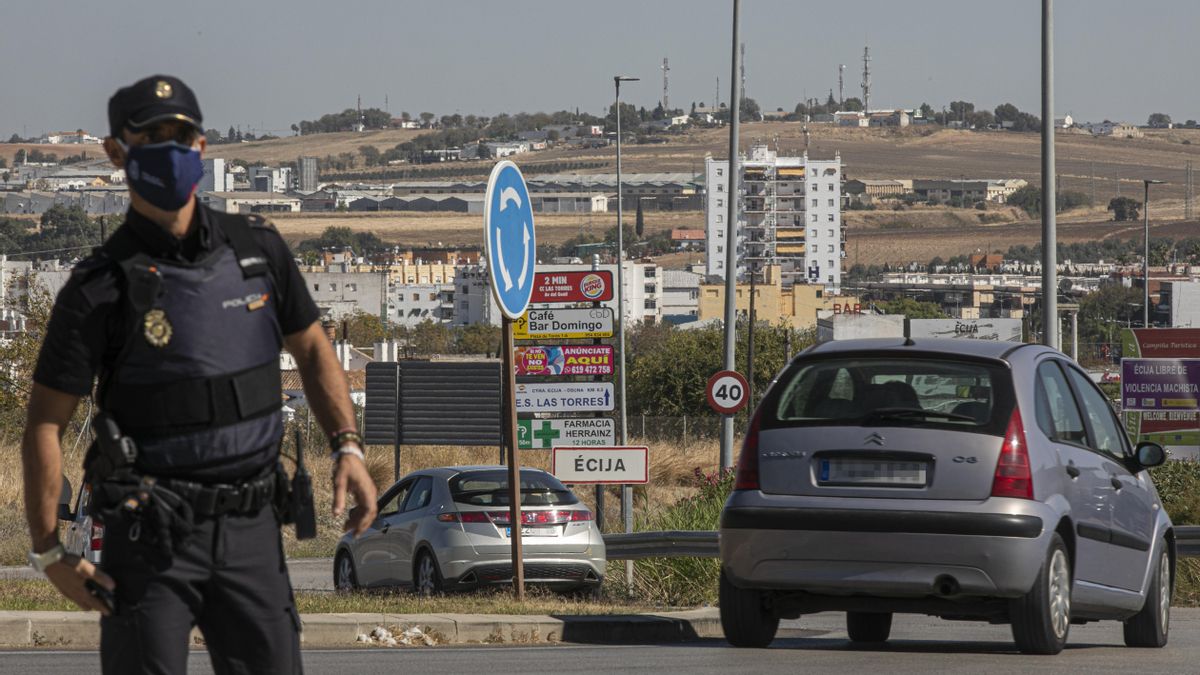 n policía nacional en un control a la entrada del pueblo sevillano de Écija, en el primer día en el que la Junta de Andalucía resolvió, mediante un boletín oficial (BOJA) extraordinario, que la restricción durante diez días naturales de las entradas y sal