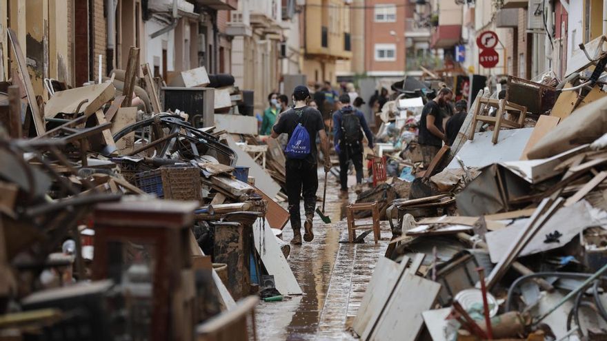 Vista de los muebles estropeados y sacados a la calle en Paiporta, Valencia, este lunes.