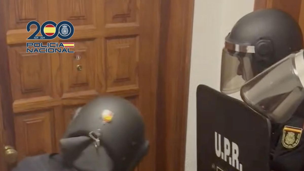 Los agentes, a punto de entrar en uno de los registros de la operación.