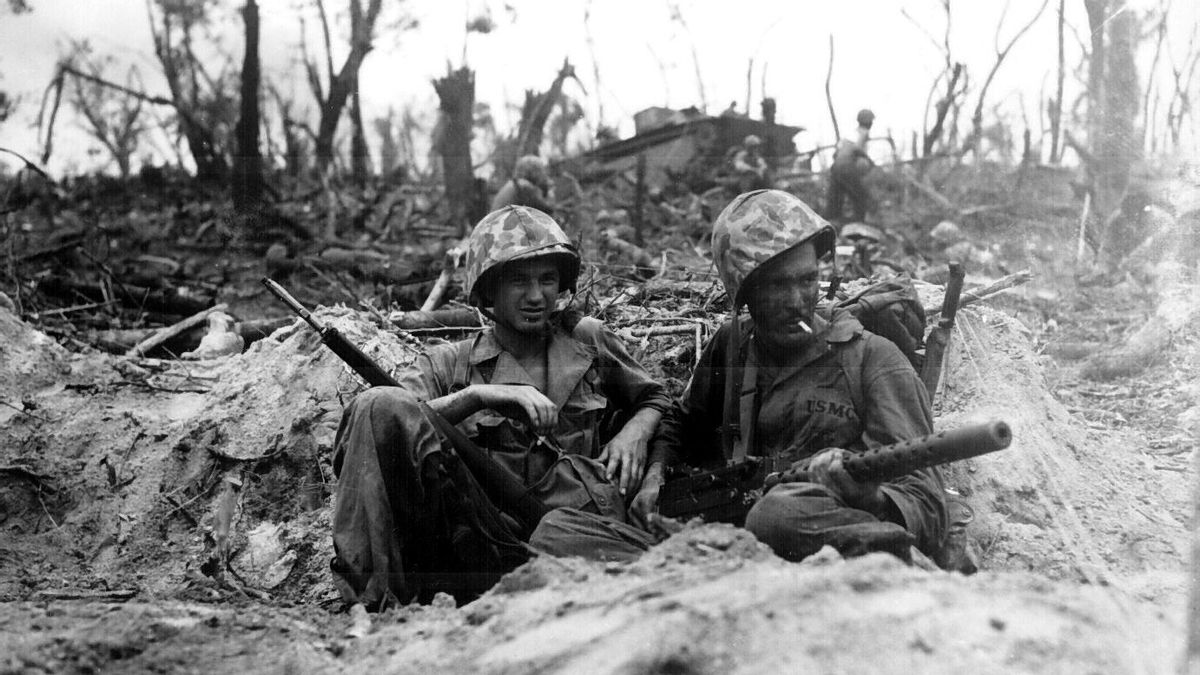 Dos soldados estadounidenses durante la batalla en la isla Peleliu, septiembre de 1944.