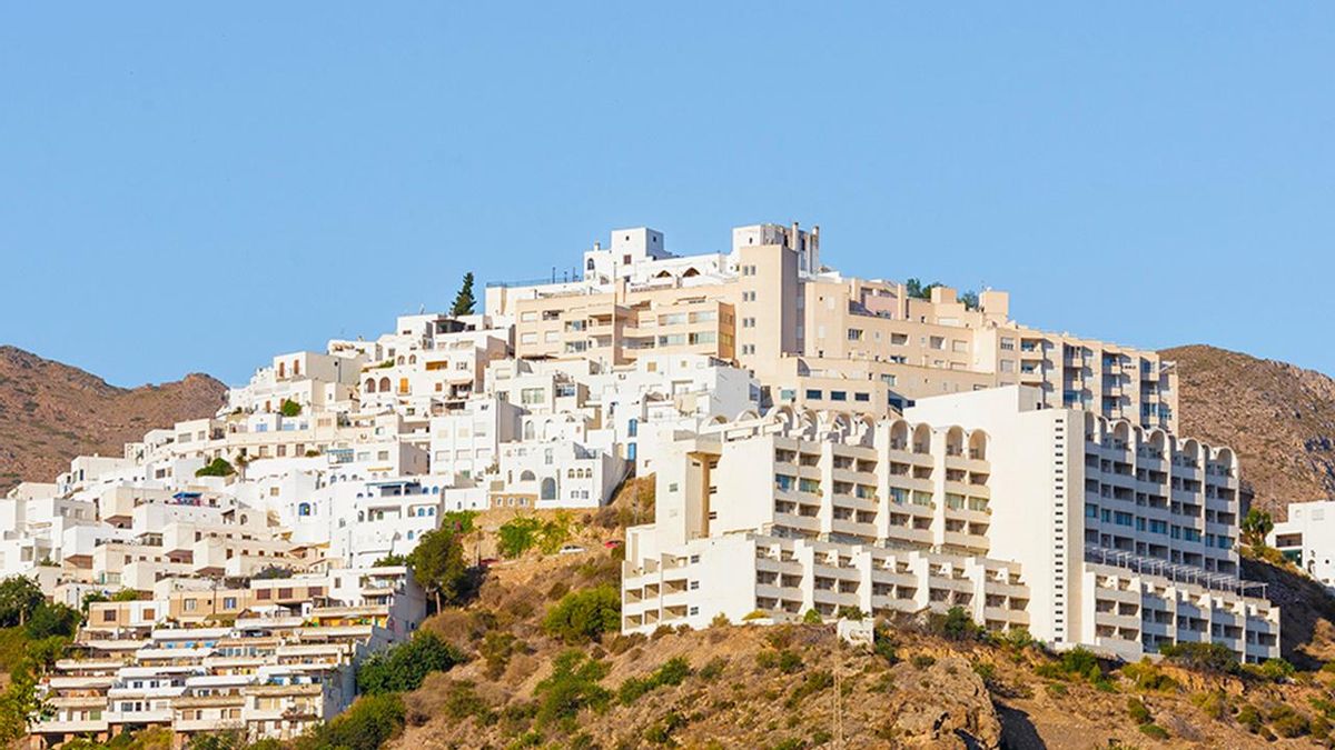 El pueblo blanco con pasado árabe que se alza sobre una colina con vistas al mar