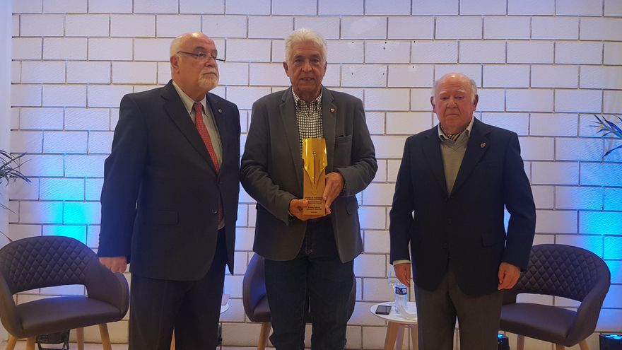 Juan Carlos Carballo al recibir el premio Patricio Estévanez: "Llegué al periodismo en paracaídas"