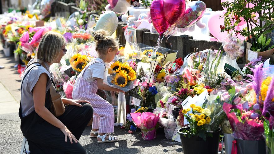 Cómo la extrema derecha ha incendiado con bulos xenófobos las protestas por el apuñalamiento que mató a tres niñas en Inglaterra