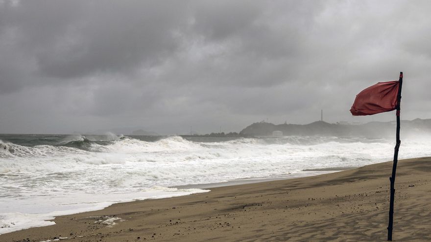 Flossie pierde fuerza, baja a huracán de categoría 1 y se aleja de las costas mexicanas