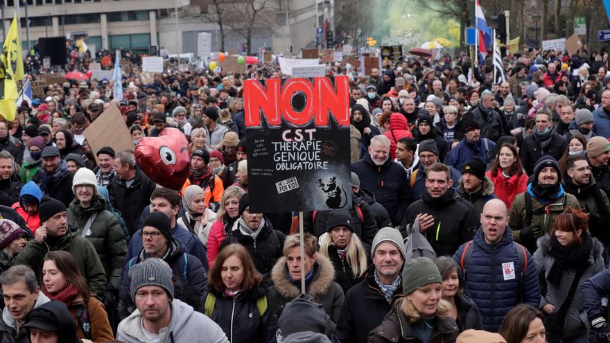 Unas 8.000 personas se manifiestan en Bruselas contra las medidas anticovid