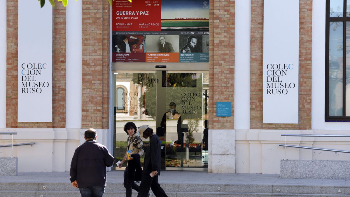 Varias personas pasan por delante de la fachada de la Colección del Museo Ruso, ubicado en los antiguos edificios de La Tabacalera, donde, se recogen algunos momentos bélicos más relevantes de la historia rusa