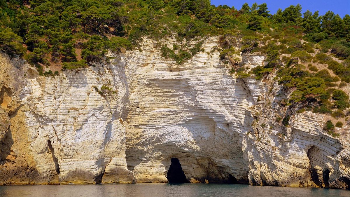 El litoral de Vieste es un paraíso para los amantes del mar, con más de 500 cuevas marinas escondidas bajo sus acantilados
