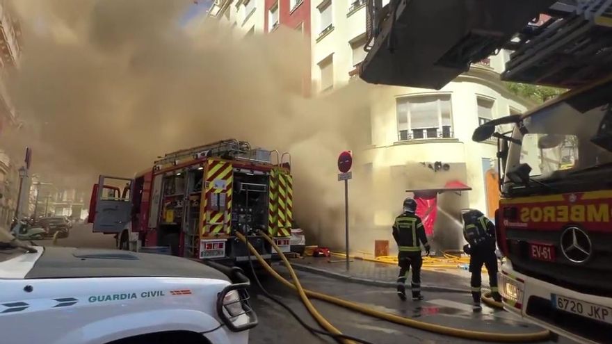 Dos bomberos heridos graves por quemaduras y siete leves al sofocar un gran incendio en un restaurante de Chamberí