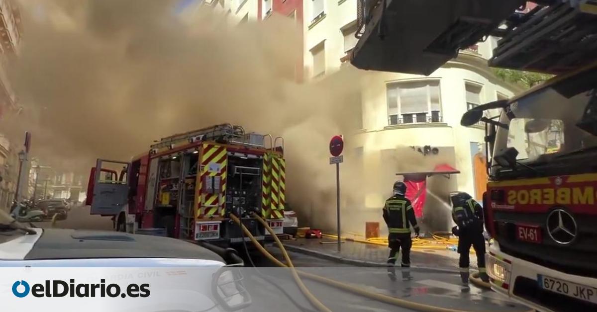 Dos bomberos en estado grave al sofocar un incendio de un restaurante en Chamberí