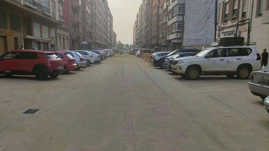 Coches en vez de árboles: Los vecinos de la calle Padre Isla en León se rebelan contra el incumplimiento del proyecto