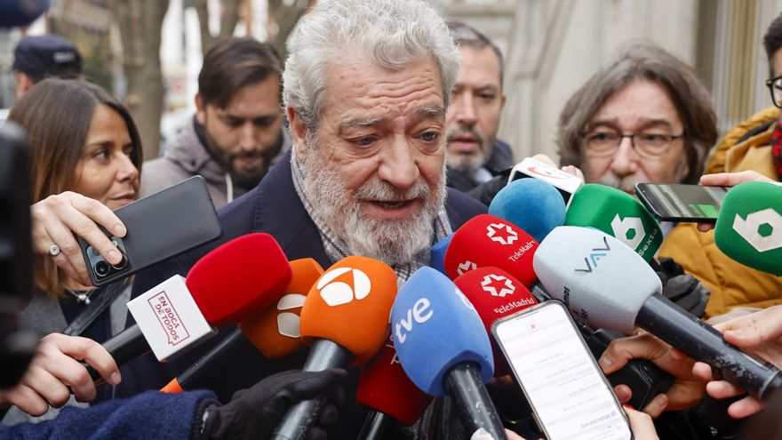 El director de gabinete de la presidenta de la Comunidad de Madrid, Miguel Ángel Rodríguez se dirige a los medios antes de declarar en calidad de testigo ante el juez del Tribunal Supremo que investiga al fiscal general del Estado, Álvaro García Ortiz, por una supuesta filtración de información del novio de Isabel Díaz Ayuso. EFE/ Sergio Pérez