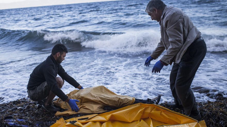 FOTOS | Una playa de Lesbos amanece con varios cadáveres de refugiados tras los últimos naufragios