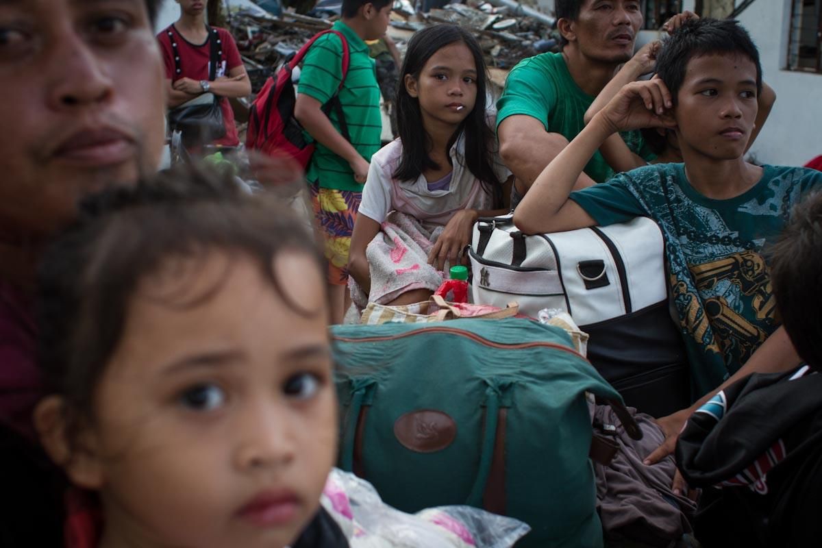 Familias afectadas por el tifón Yolanda, en Tacloban (Filipinas), el 13 de noviembre de 2013./ Fotografía: Acción contra el Hambre/Daniel Burgui.