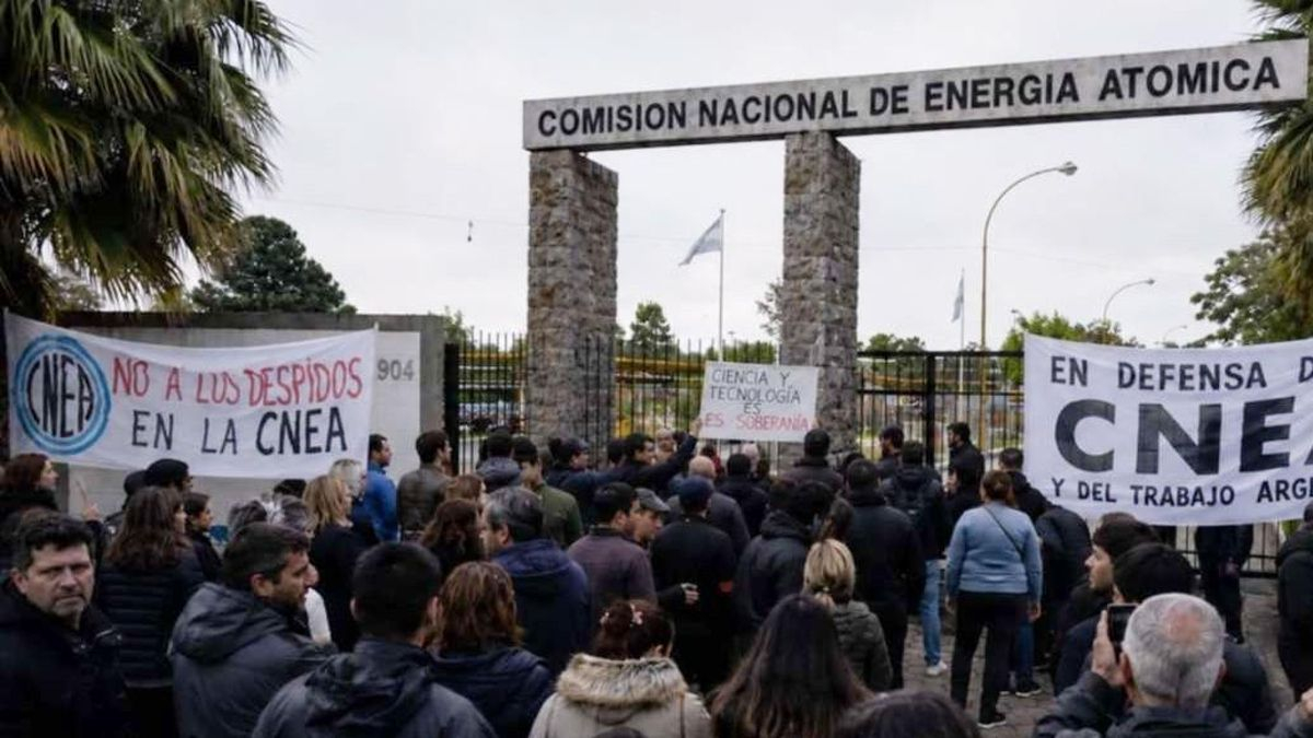 Científicos advierten al Gobierno por los recortes en la Comisión Nacional de Energía Atómica y el CONICET