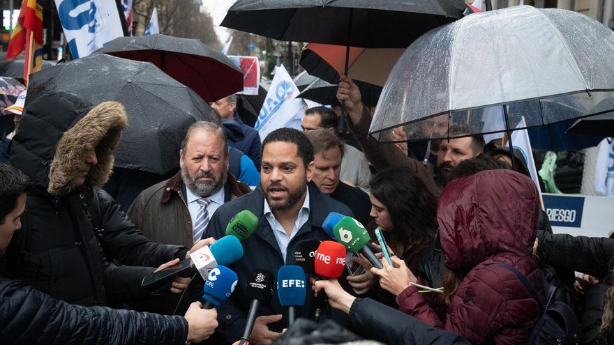 Archivo - El secretario general de Vox, Ignacio Garriga, ofrece declaraciones a los medios durante una concentración contra la cesión de competencias en Catalunya