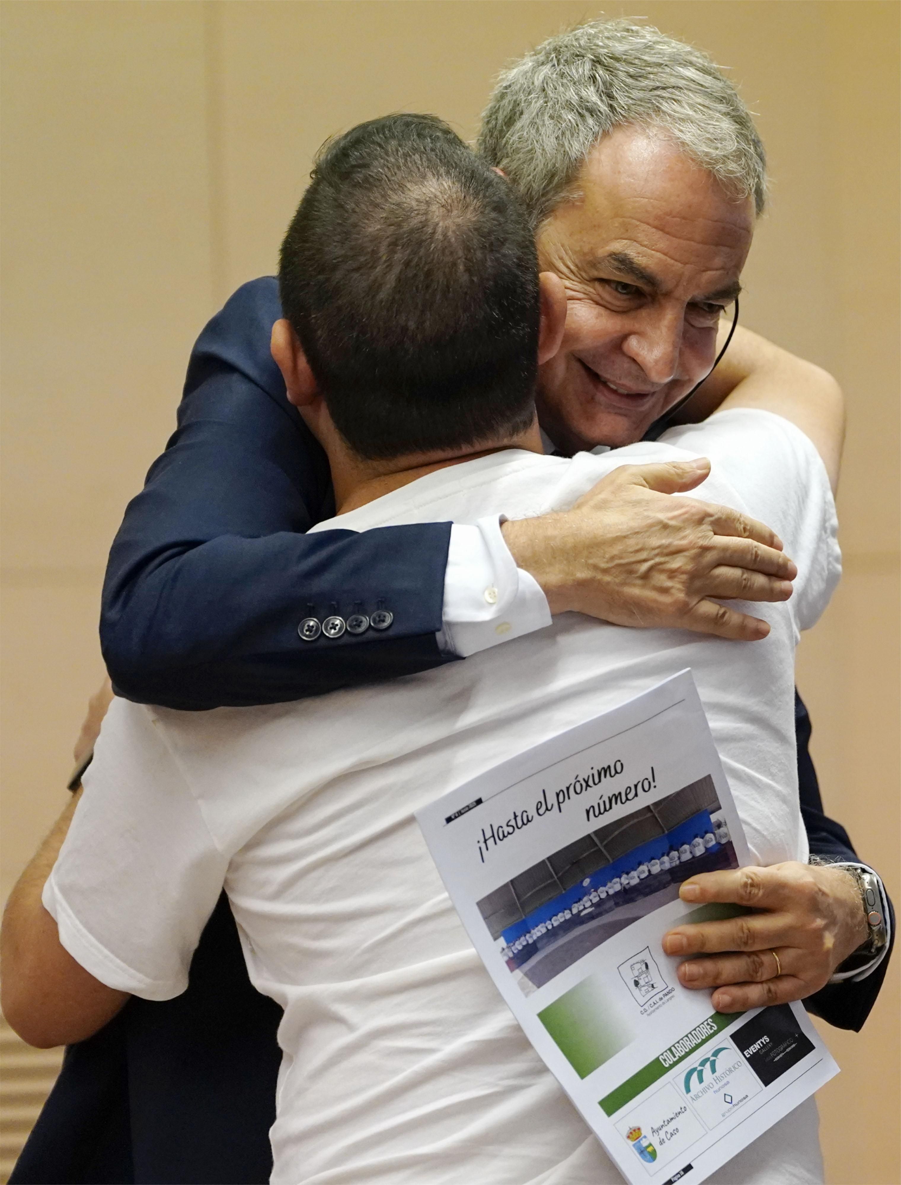 José Luis Rodríguez Zapatero se abraza a uno de los jóvenes del CAI, en Oviedo.