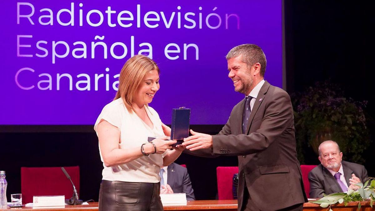 El rector de la ULL, Francisco García, entrega la Medalla de Oro a la directora del Centro de Producción de RTVE Canarias, Francisca González Santana.