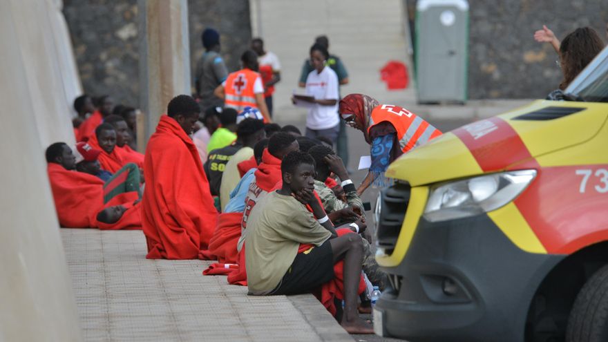 Desembarcan en Tenerife y El Hierro dos cayucos con 136 migrantes, entre ellos un bebé
