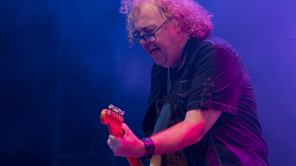 Dan Tracey es un consumado guitarrista y cantante..