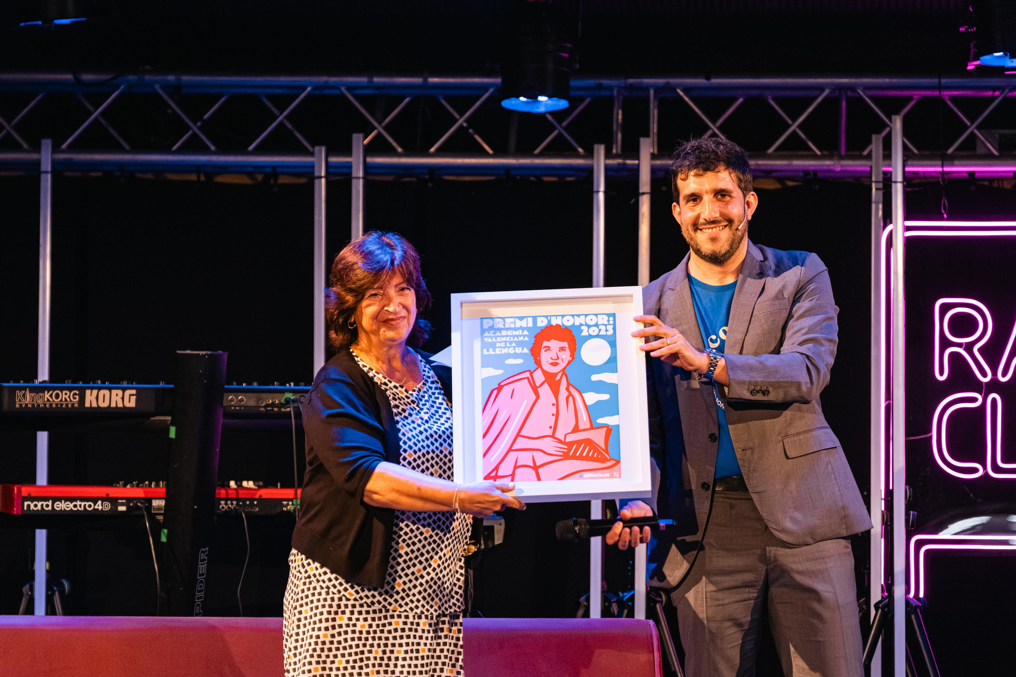 Verònica Cantó, presidenta de l'Acadèmia Valenciana de la Llengua, rep el premi d'Honor a la I Festa pel Valencià d'elDiario.es.