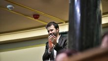 Javier Sánchez Serna aplaude desde su escaño tras ser elegido secretario tercero del Congreso.