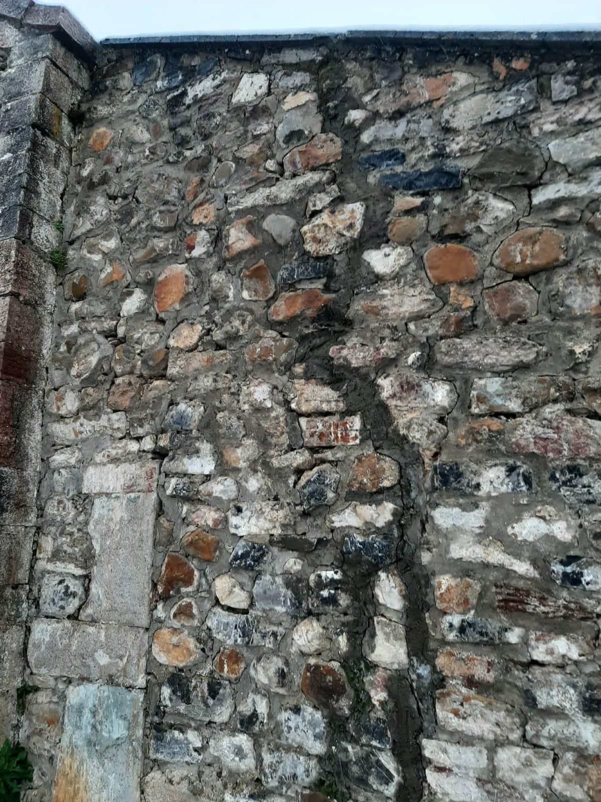 La grieta en la pared de la parroquia de Cofiñal.