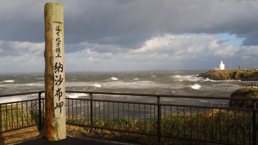 Vista desde el cabo Nosappu, el punto más al este del país de Japón, del islote de Moemoshiri, el más occidental de las islas Kuriles, situado en el umbral del Pacífico Norte, separados por apenas 5.800 y administrado desde 1945 por la Unión Soviética y -tras su disolución- por Rusia. EFE/Andrés Sánchez Braun/Archivo