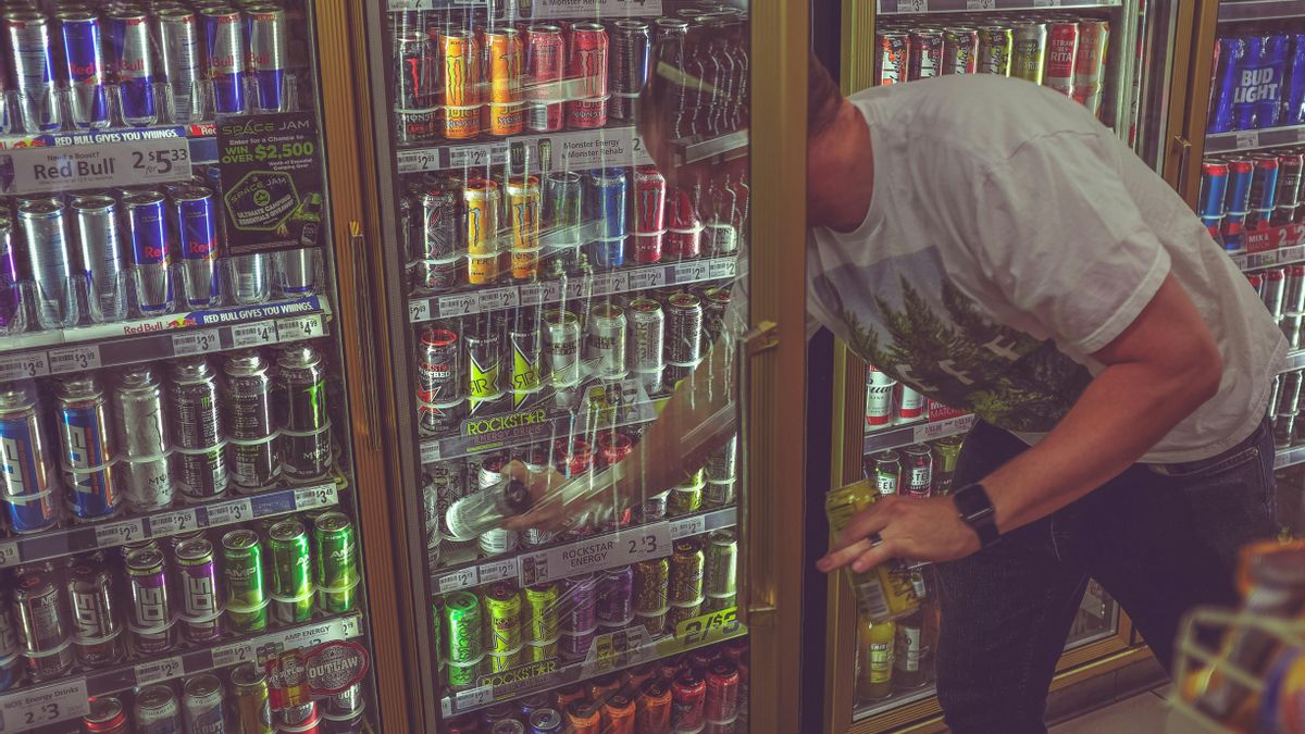 Un nutricionista explica los riesgos reales de las bebidas energéticas: “La diferencia es la gran cantidad de cafeína y azúcar”