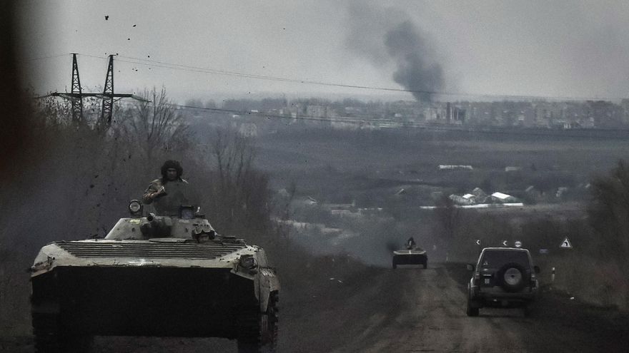 Imagen de archivo de transportes blindados por la carretera de Bajmut, donde las tropas chechenas tomarán el relevo de los mercenarios del grupo Wagner en el cerco ruso de la ciudad ucraniana. EFE/EPA/OLEG PETRASYUK