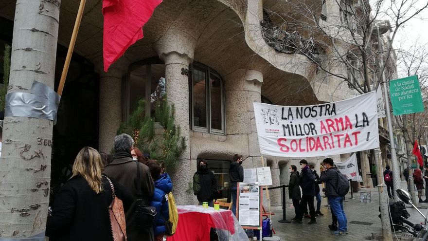 Piquete en la puerta de acceso a la Casa Milà este viernes