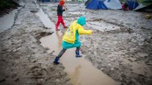 Una niña salta un charco en el campamento de refugiados de Idomeni.