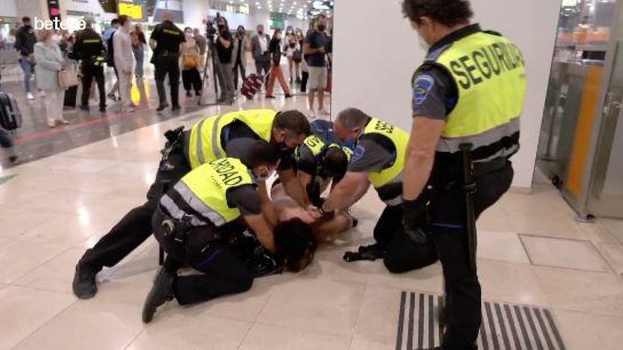 Agresión de un vigilante de seguridad a una mujer trans en la estación de Sants de Barcelona