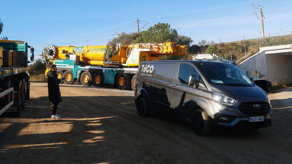 Furgoneta del tanatorio saliendo del lugar del accidente de trenes en Adamuz