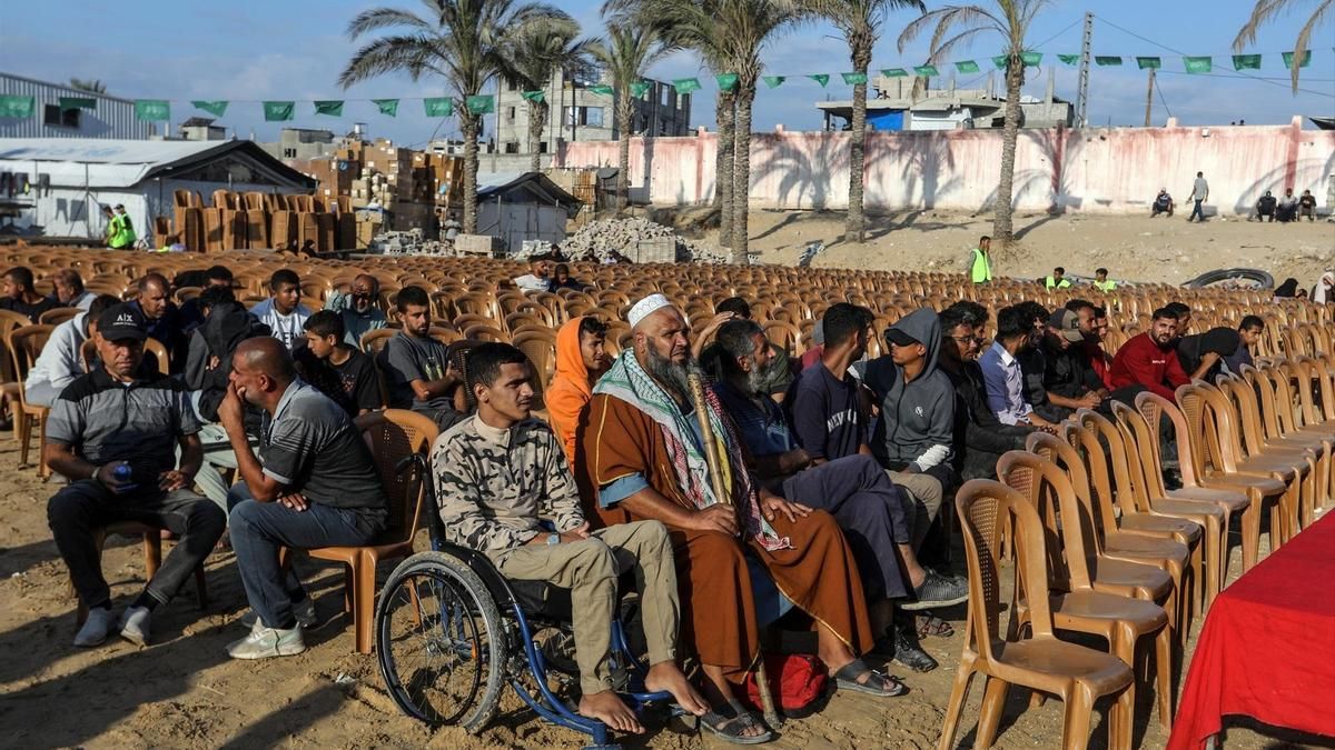 Espacio habilitado para la bienvenida de los presos palestinos que se espera que Israel libere hoy