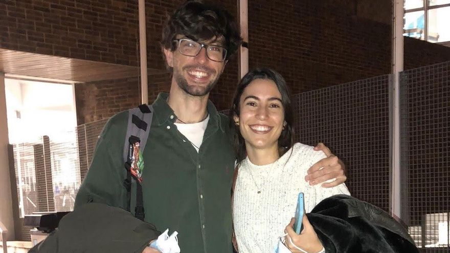 Óscar y María, una tarde de nervios esperando la plaza.