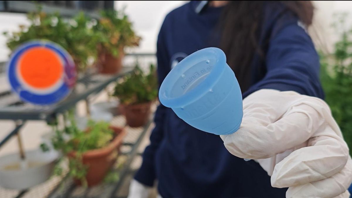 Investigadora de Hypatia II sosteniendo una copa menstrual.