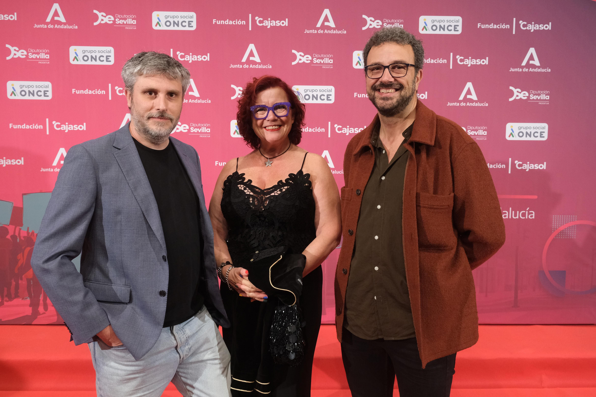 Clara Grima, con su acompañante a su derecha, y Marcos García-Donas, marido de la presentadora, María Iglesias.