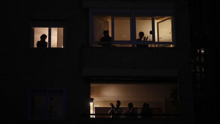 Gente aplaude a los sanitarios en España durante el mes de marzo