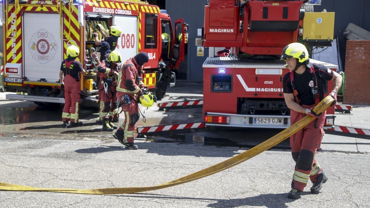 Los bomberos sofocan un incendio en una vivienda que deja dos afectados por inhalación de humo