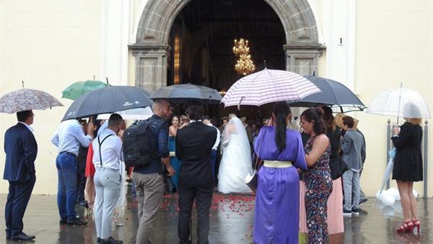 Asistentes a una boda en La Orotava, Tenerife, este sábado. (EFE/Nerea de Ara)